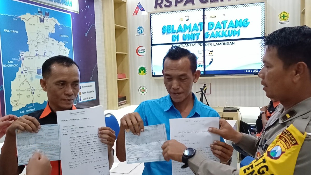 Awak bus arogan lawan arah yang ngamuk gegara dihadang oleh pemotor terlihat ciut dihadapan polisi. (Foto : Adyad Ammy Iffansah/jatimnow.com)