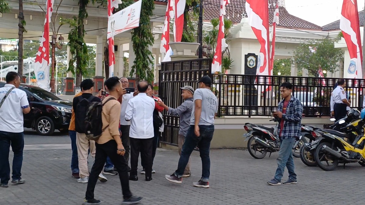 Oknum Satpol PP Usir Para Wartawan dari Rumdin Bupati Lamongan