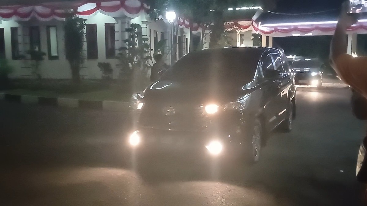 Mobil rombongan usai meninggalkan Rumdin Bupati Lamongan. (Foto : Adyad Ammy Iffansah/jatimnow.com)