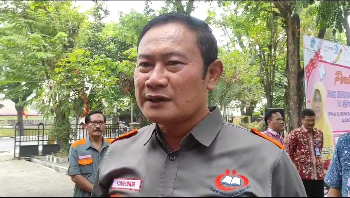 Bupati Lamongan, Yuhronur Efendi saat dimintai keterangan terkait kedatangan KPK ke Lamongan. (Foto : Adyad Ammy Iffansah/jatimnow.com)