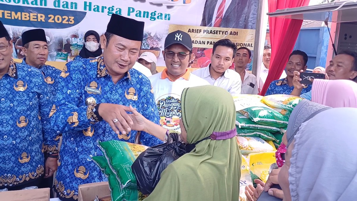 Bupati Lamongan, Yuhronur Efendi saat menemui pembeli pada gerakan pasar murah Pemprov Jatim. (Foto : Adyad Ammy Iffansah/jatimnow.com)