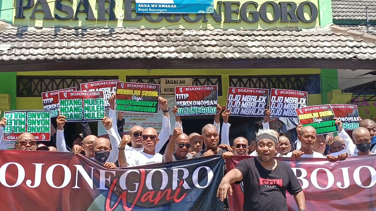 Usai cukur gundul mereka melanjutkan aksi jalan kaki mengitari alun-alun Bojonegoro. (Foto: Misbahul Munir/jatimnow.com)