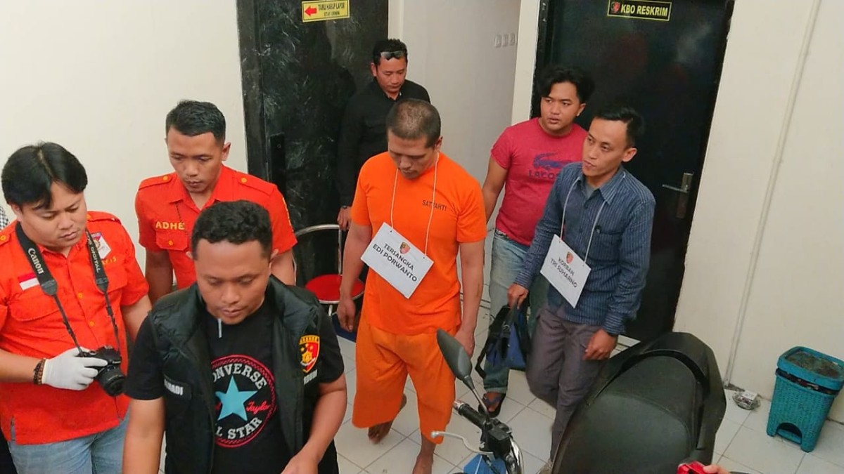 Tersangka saat menjalani rekontruksi. (Foto: Bramanta Pamungkas/jatimnow.com)