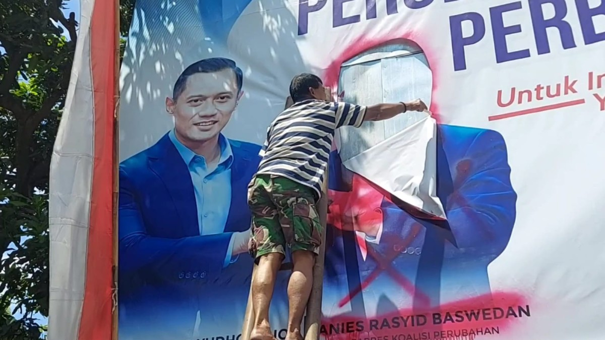 Kader Partai Demokrat Trenggalek Lubangi Wajah Anies Baswedan di Baliho