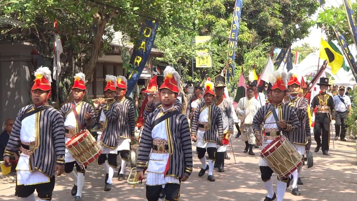 Bregada prajurit keraton Ngayogyakarta dalam festival di Tawangsari. (Foto: Bramanta Pamungkas/jatimnow.com)