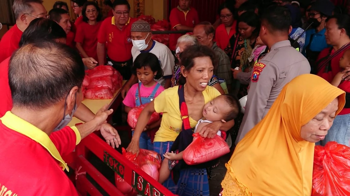 Warga saat mengantre bantuan sembako di Klenteng Tjoe Tik Kiong Tulungagung. (Foto: Bramanta Pamungkas/jatimnow.com)