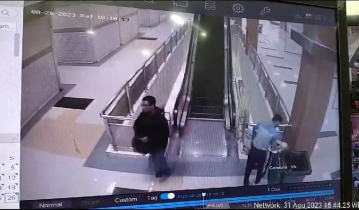 Tangkapan layar rekaman CCTV aksi pencurian uang Rp25 juta di mall ITC. (Foto: Haryo Agus/jatimnow.com)