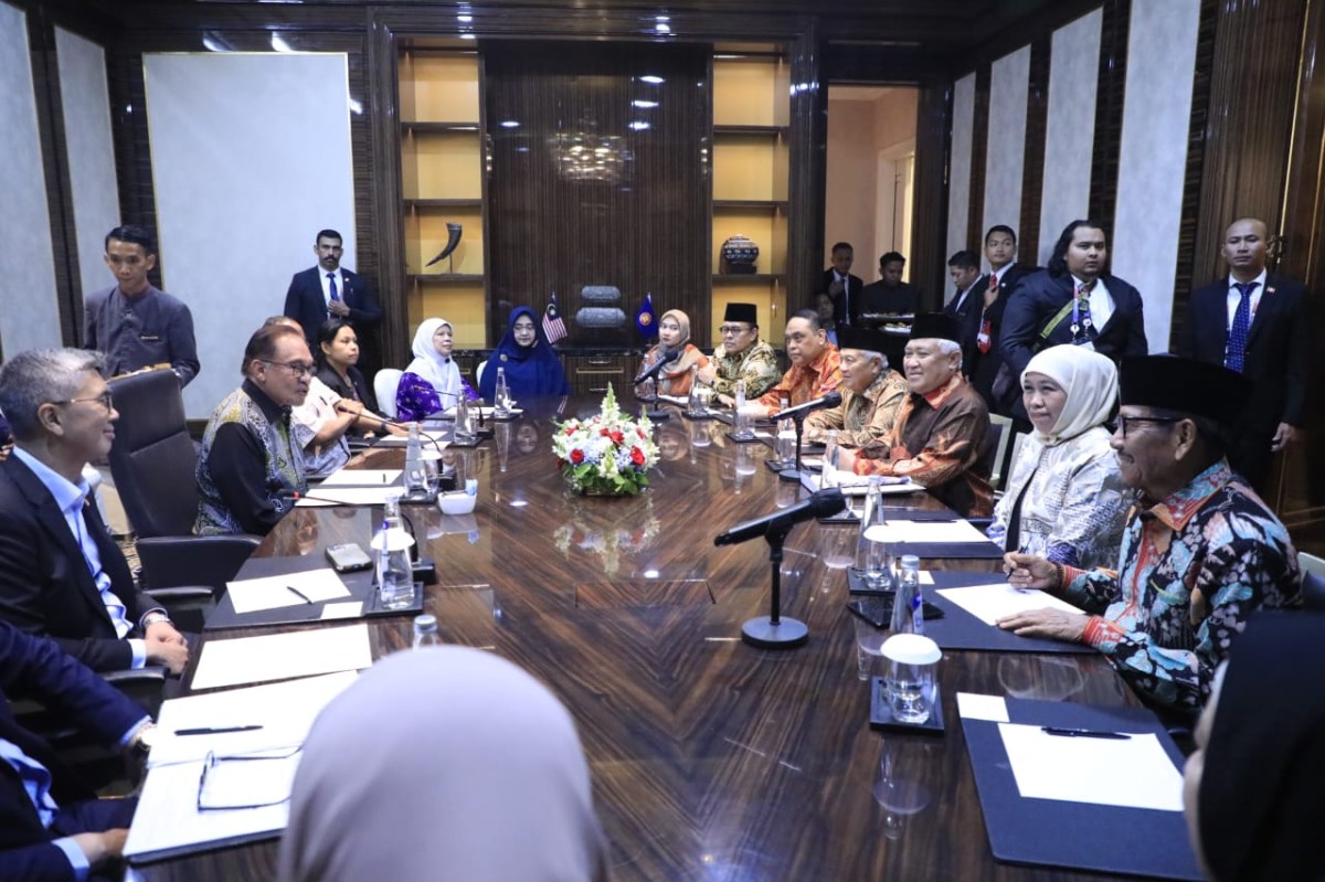 Ini Pembicaraan di Balik Pertemuan Gubernur Khofifah dengan PM Malaysia