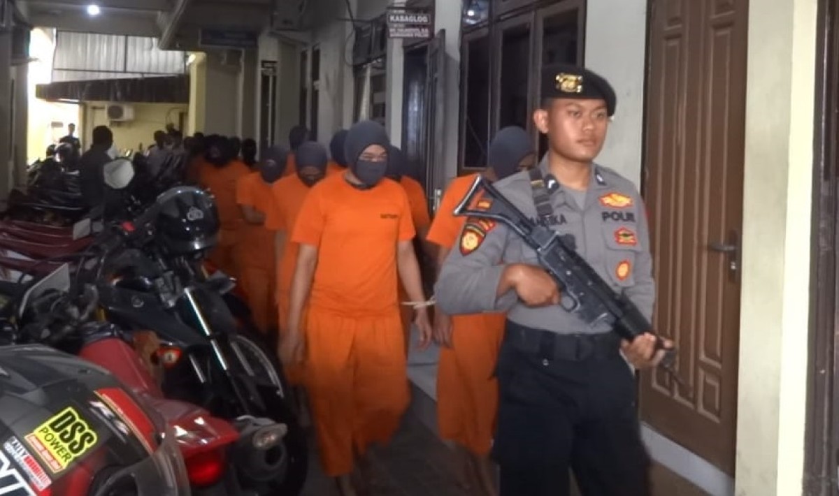 Tersangka kurir narkoba saat ditangkap polisi. (Foto: Bramanta Pamungkas/jatimnow.com)