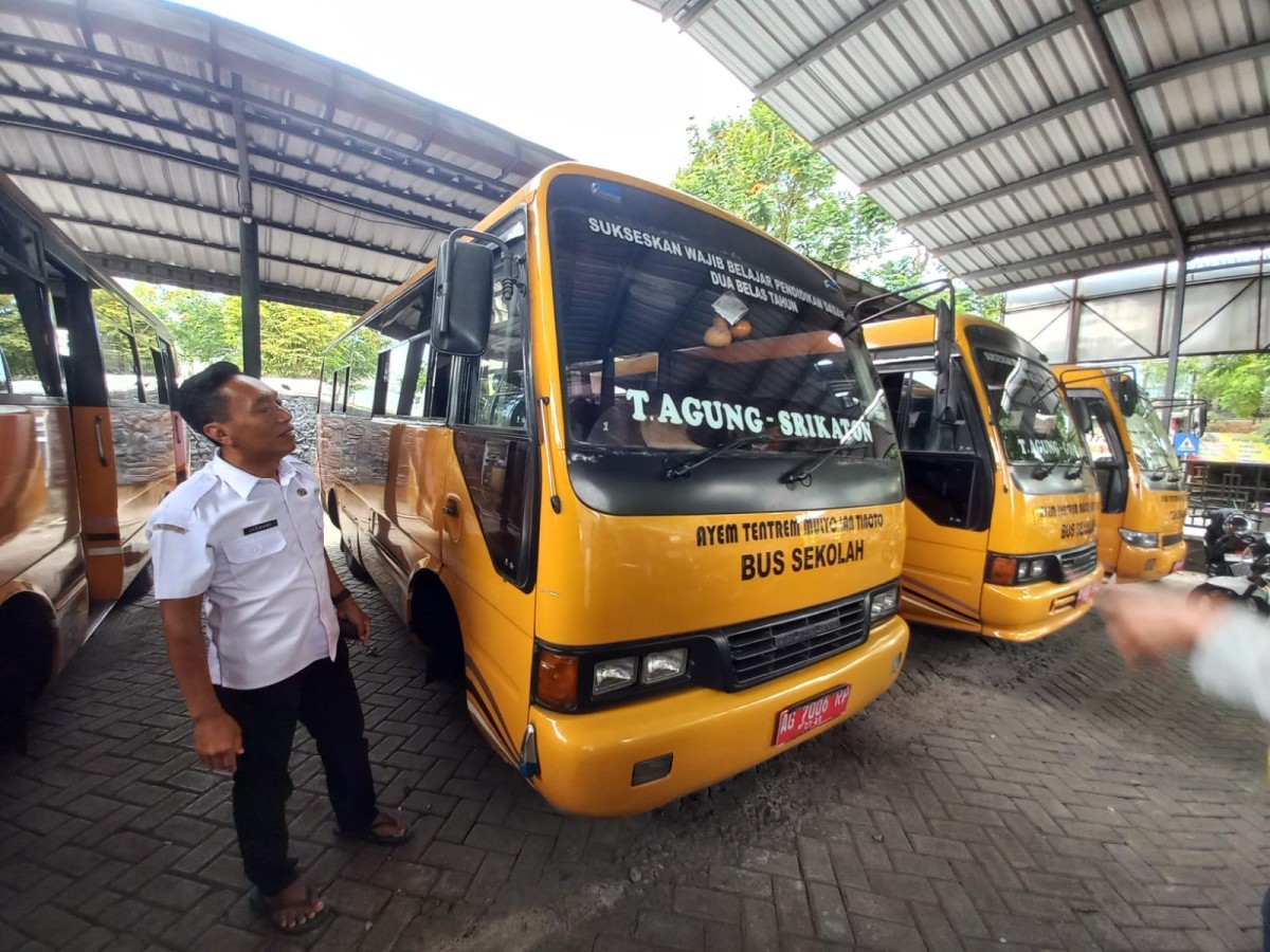 Bus sekolah yang berada di halaman Dishub Tulungagung. (Foto: Bramanta Pamungkas/jatimnow.com)