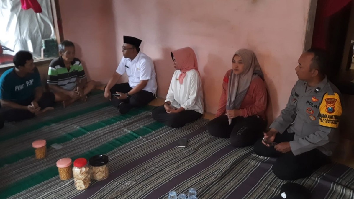 Suasana duka di rumah korban. (Foto: Bramanta Pamungkas/jatimnow.com)