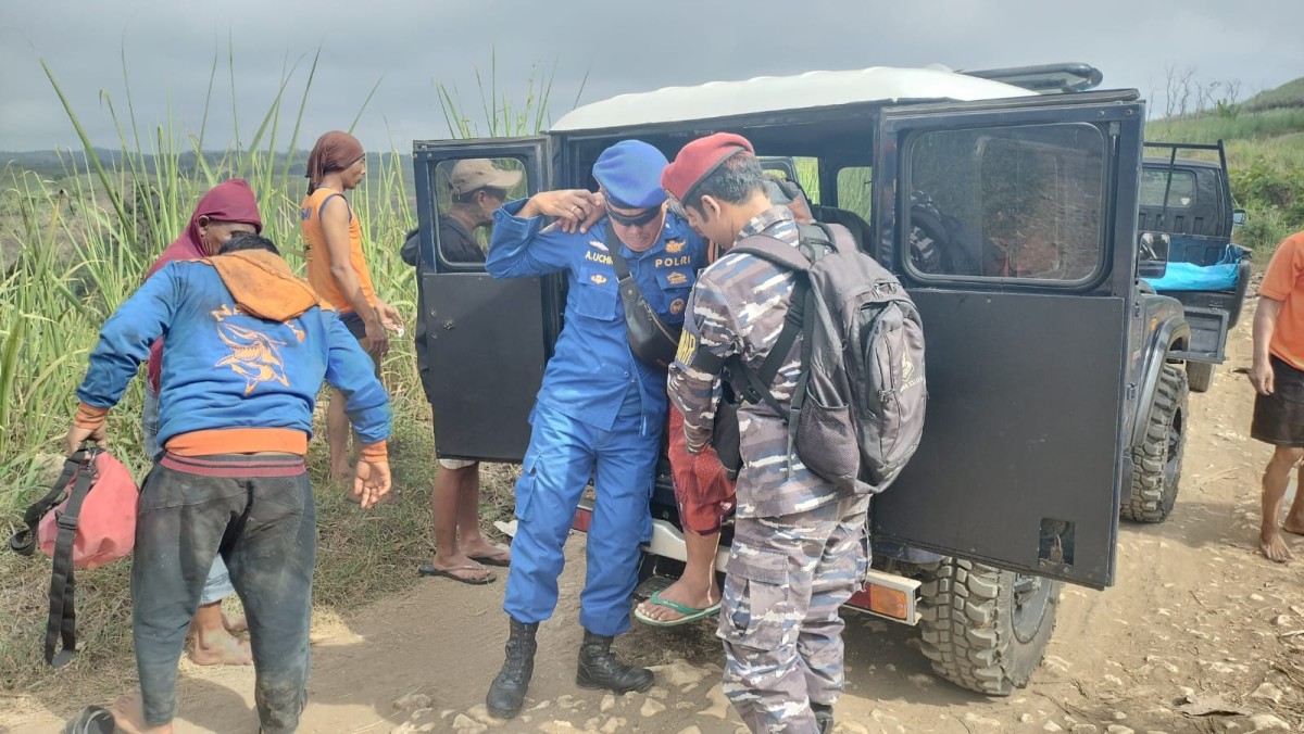 Petugas saat berada di lokasi kejadian. (Foto: Bramanta Pamungkas/jatimnow.com)