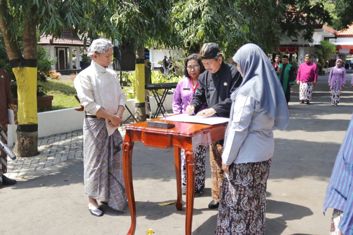Bupati Trenggalek Mochamad Nur Arifin saat melantik pejabat di lingkup Pemkab. (Foto: Dok Prokopim Trenggalek for jatimnow.com)