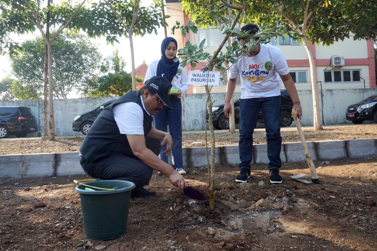 Gus Ipul secara resmi meluncurkan gerakan sedekah bibit pohon yang dilaksanakan di Taman Sekar Gadung. (Foto: Humas Pemkot Pasuruan)