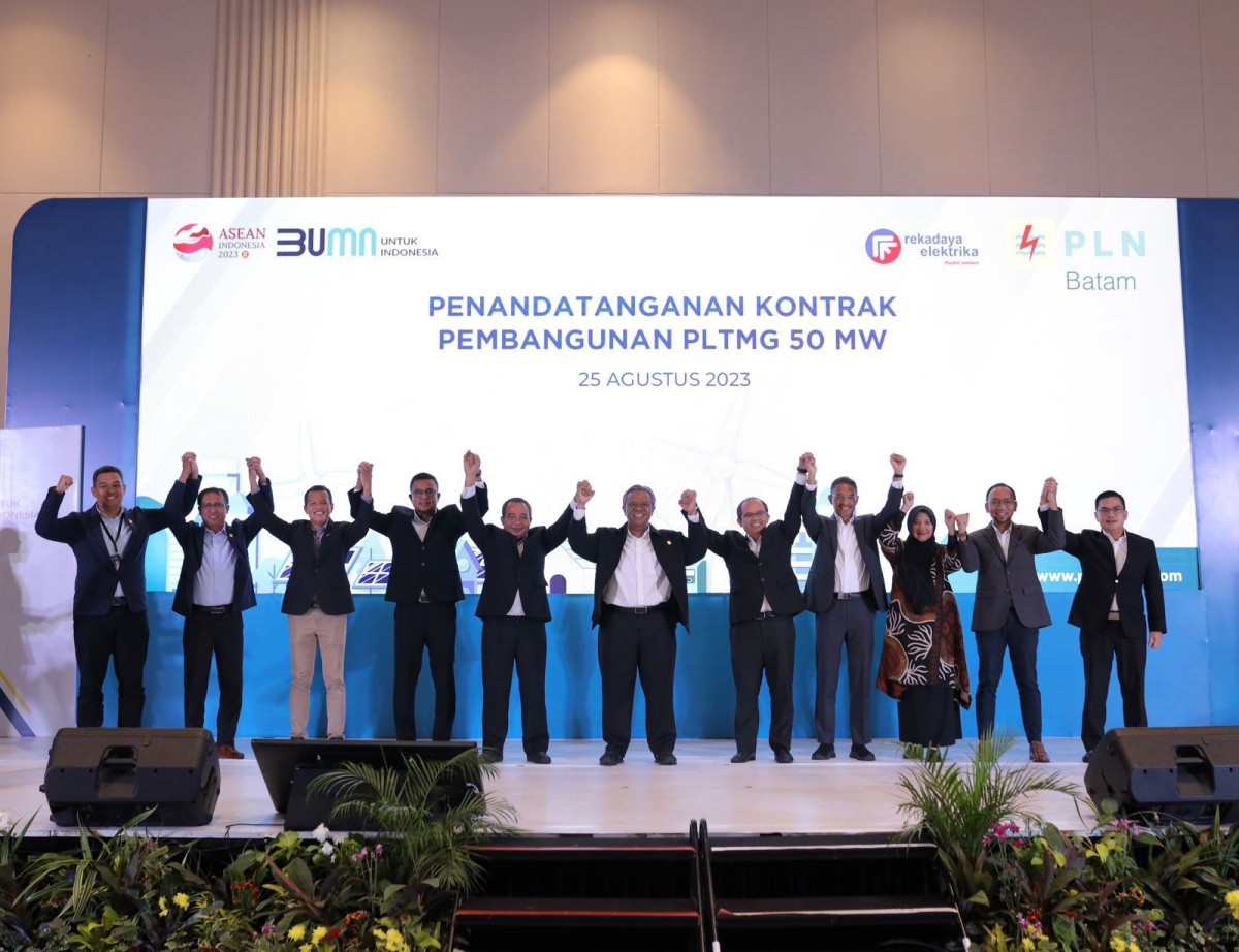 Penandatanganan kontrak pengadaan dan pembangunan proyek PLTMG Sekupang. (Foto: Humas PLN for jatimnow.com)