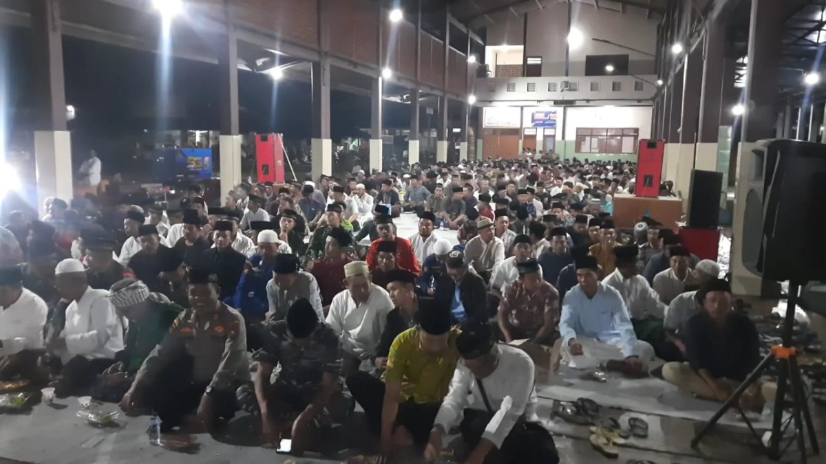 Nelayan pantai prigi saat menggelar doa bersama. (Foto: Bramanta Pamungkas/jatimnow.com)