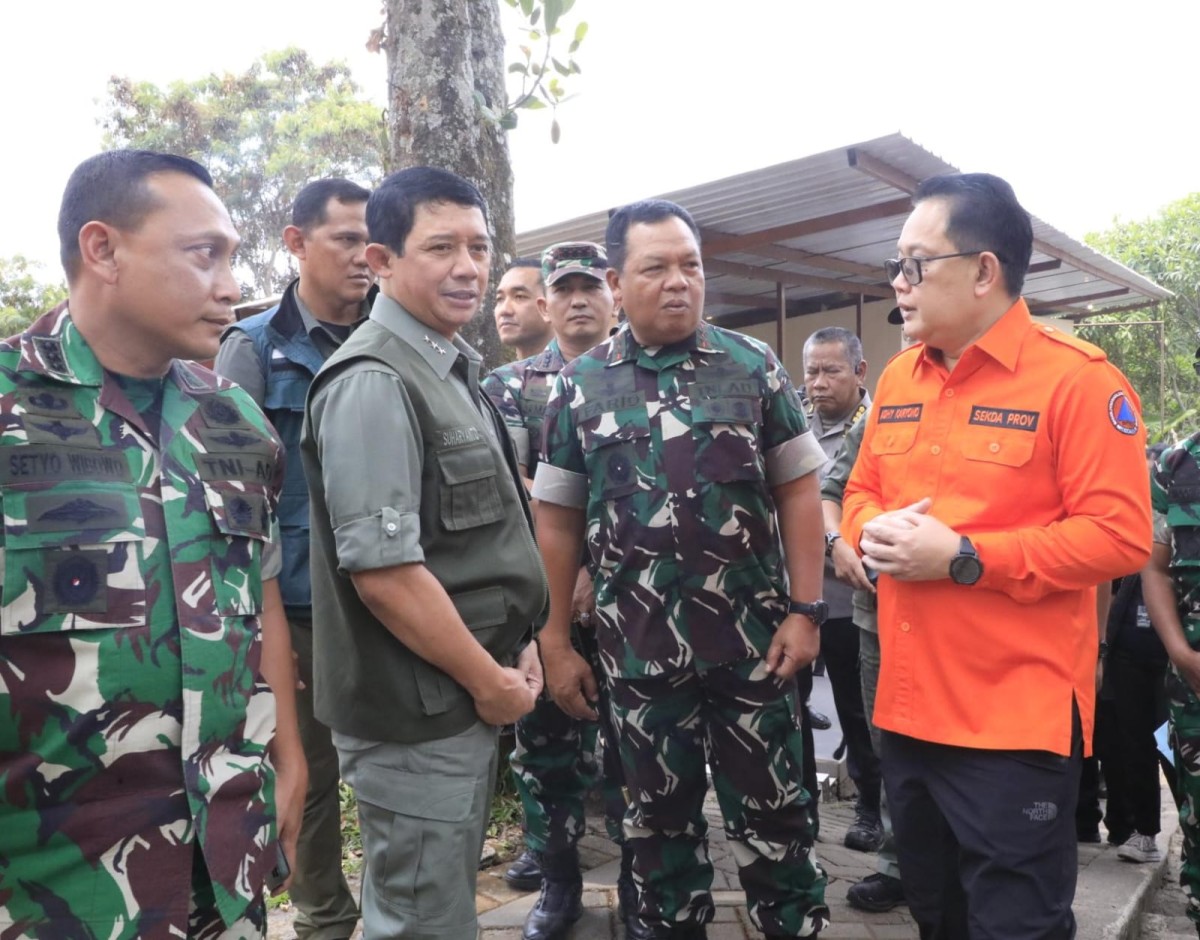 Sekdaprov Jatim Adhy Karyono mendampingi Kepala BNPB Letjen TNI Suharyanto meninjau lokasi kebakaran hutan dan lahan. (Foto:  Humas Pemprov Jatim.