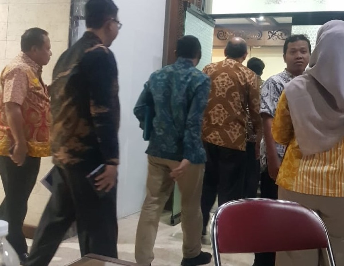 Tim Anggaran Pemprov Jatim sampai keluar ruangan rapat jam 23.50 WIB. Karena Banggar meminta waktu skorsing untuk bisa menggelar rapat internal yang dipimpin ketua DPRD Jatim Kusnadi. (Foto: Riko Abdiono/jatimnow.com)
