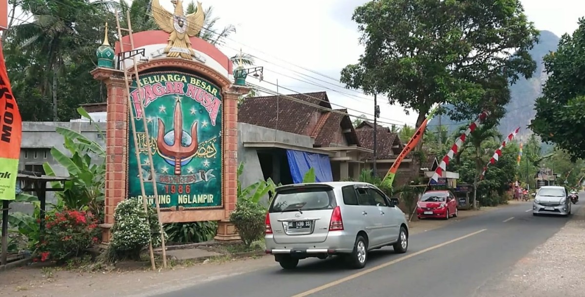 Tugu perguruan silat di Desa Nglampir yang tidak jadi dirobohkan. (Foto: Bramanta Pamungkas/jatimnow.com)