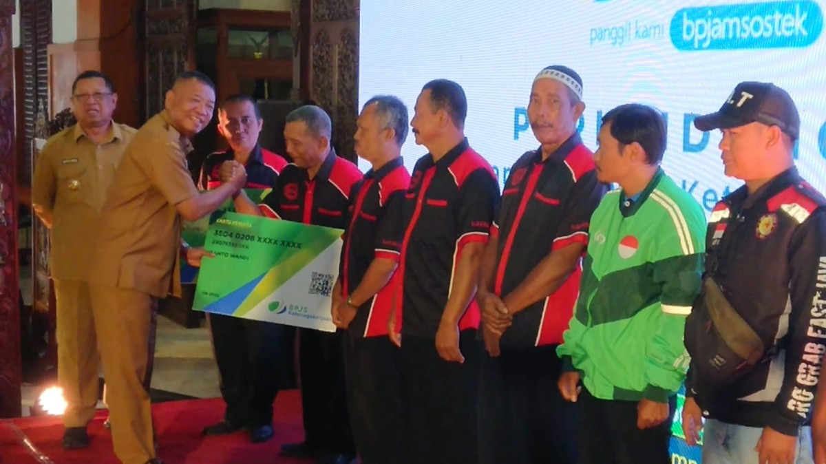 Pemkab Tulungagung saat memberikan program perlindungan jaminan sosial bagi kelompok pekerja rentan. (Foto: Bramanta Pamungkas/jatimnow.com)