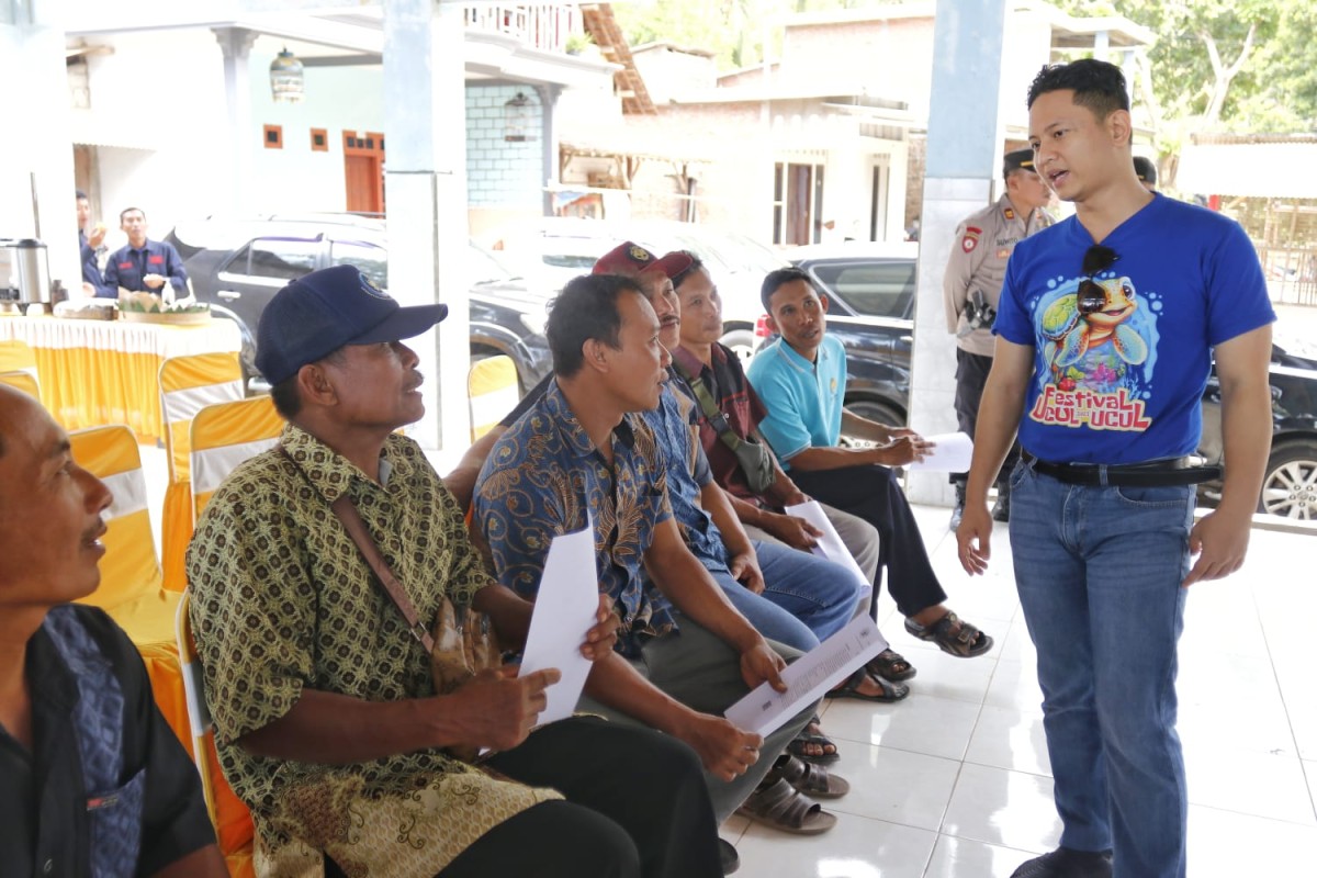 Bupati Trenggalek, Mochamad Nur Arifin bersama nelayan di Pantai Joketro. (Foto: Dok Prokopim Trenggalek/jatimnow.com)