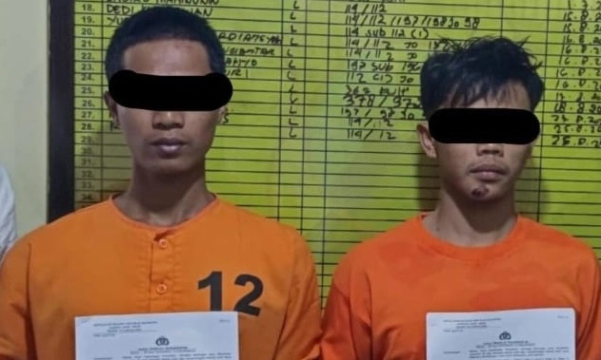 Dua tersangka penganiaya saat hendak masuk tahanan. (Foto: Polres Tulungagung)