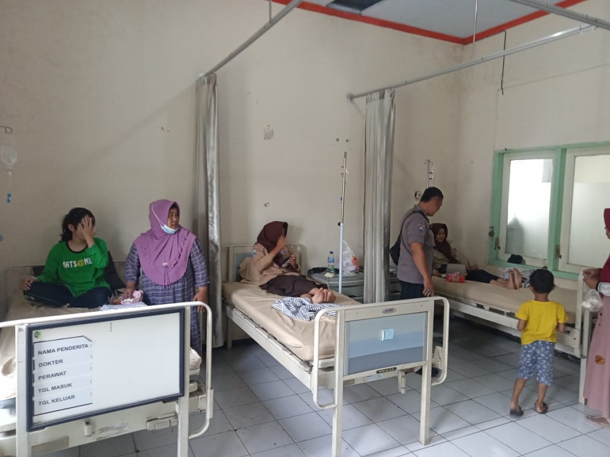 Polisi saat mengecek kondisi korban di Puskesmas Bandung. (Foto: Polsek Bandung)