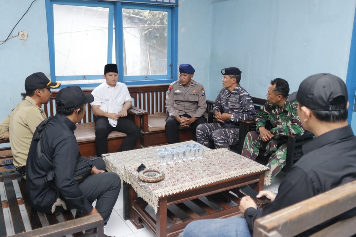 Bupati Trenggalek, Mochamad Nur Arifin saat berada di posko pencarian. (Foto: Dok Prokopim Trenggalek for jatimnow.com)