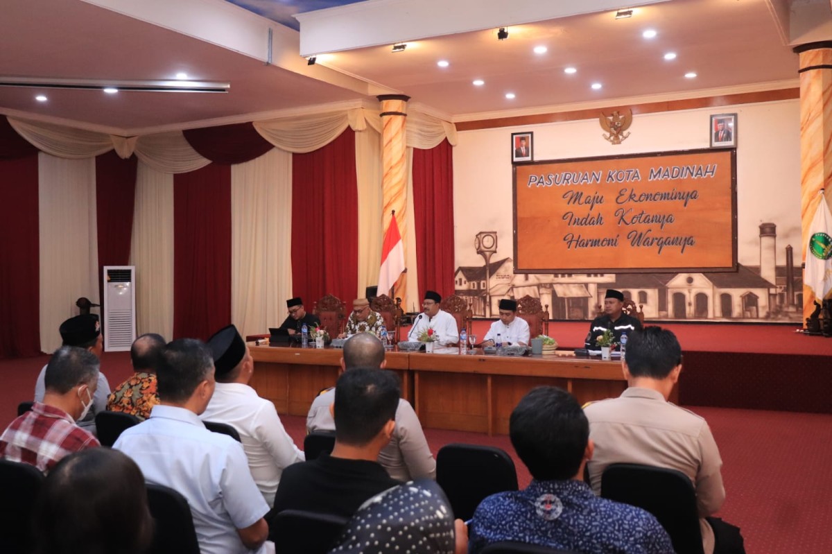 H. Saifullah Yusuf (Gus Ipul) saat memimpin rapat persiapan Haul KH. Abdul Hamid di Gedung Gradika. (Foto: Humas Pemkot Pasuruan)