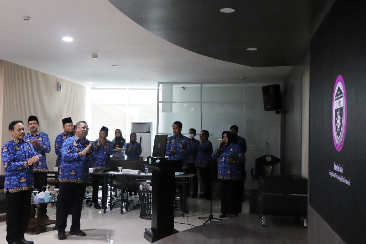 Direktur RSUD dr Iskak, dr Supriyanto bersama Bupati Tulungagung Maryoto Birowo. (Foto: Bramanta Pamungkas/jatimnow.com)