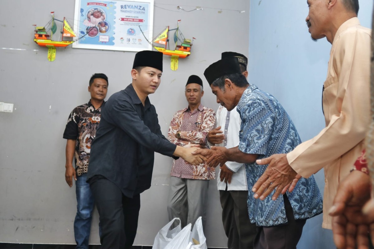 Bupati Trenggalek, Mochamad Nur Arifin saat menghadiri doa bersama di rumah nelayan. (Foto: Prokopim Trenggalek)