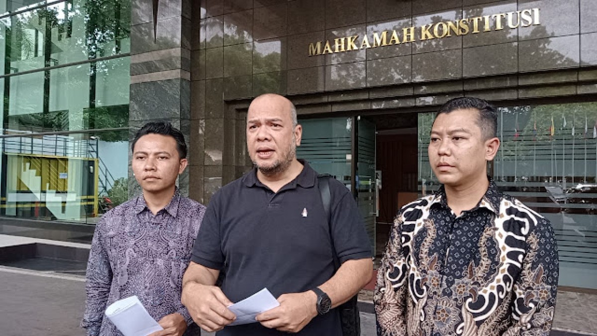 Halim Javerson Rambe (tengah) bersma perwakilan dari Organisasi Proklamasi mendatangi kantor MK. (Foto: Miko for jatimnow.com)