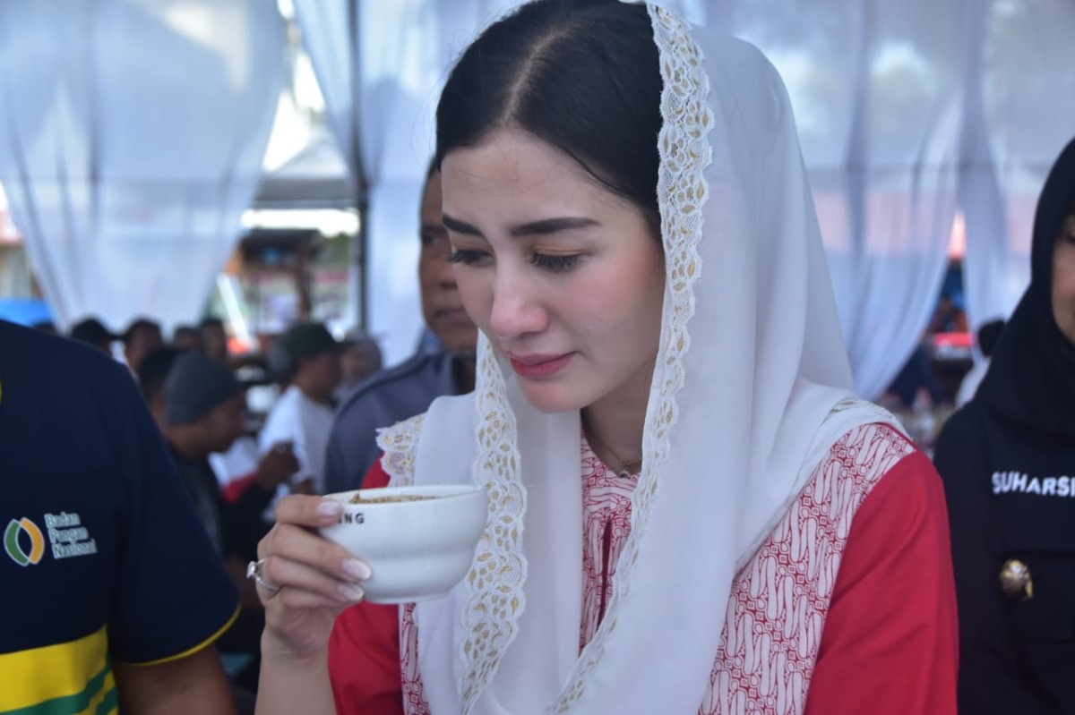 Ketua Dekranasda Trenggalek, Novita Hardini saat menghadiri festival kopi. (Foto : Dok Prokopim Trenggalek for jatimnow.com)