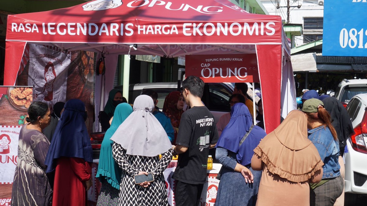 Warga menyerbu tepung bumbu Cap Opung. (Foto: Puput for jatimnow.com)