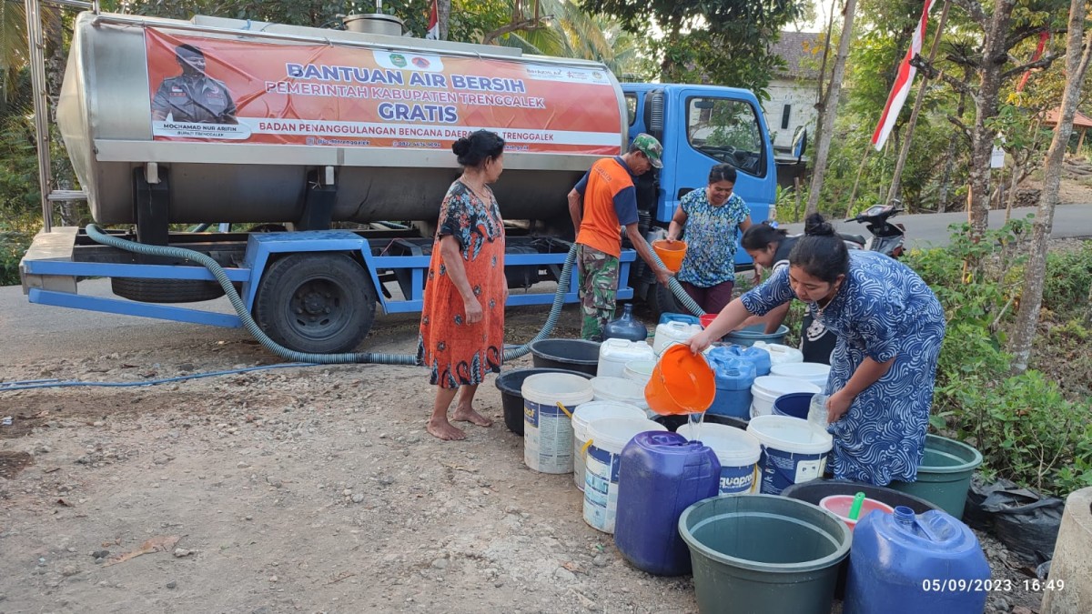 Petugas saat mengirimkan bantuan air bersih. (Foto: Dok BPBD Trenggalek for jatimnow,con)