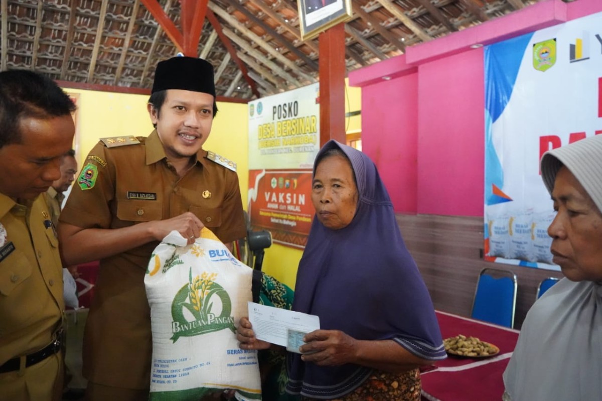 Wakil Bupati Trenggalek, Syah M Natanegara saat menyalurkan bantuan. (Foto: Prokopim Trenggalek/jatimnow.com)