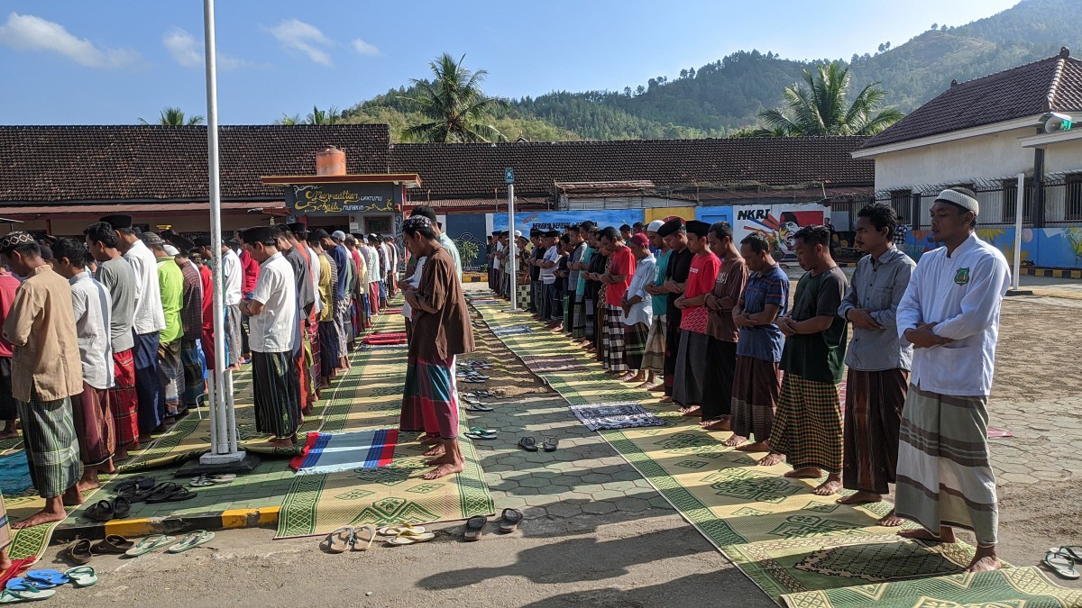 Warga binaan Rutan Klas II B Trenggalek saat menggelar salat istisqo. (Dok Rutan Klas IIb Trenggalek for jatimnow.com)