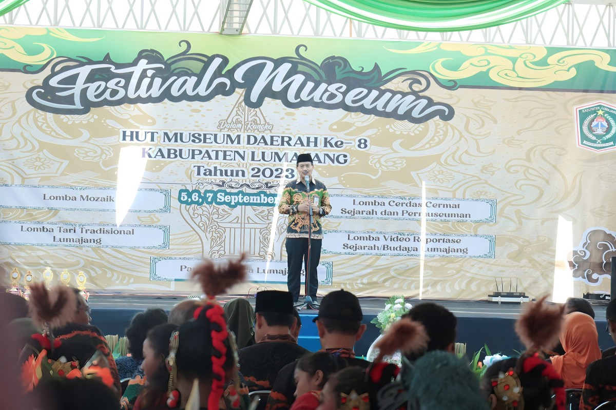 Kepala Dinas Pendidikan dan Kebudayaan Kabupaten Lumajang, Agus Salim, saat membuka HUT ke-8 Museum Daerah Kabupaten Lumajang. (Foto: Kominfo Lumajang for jatimnow.com)