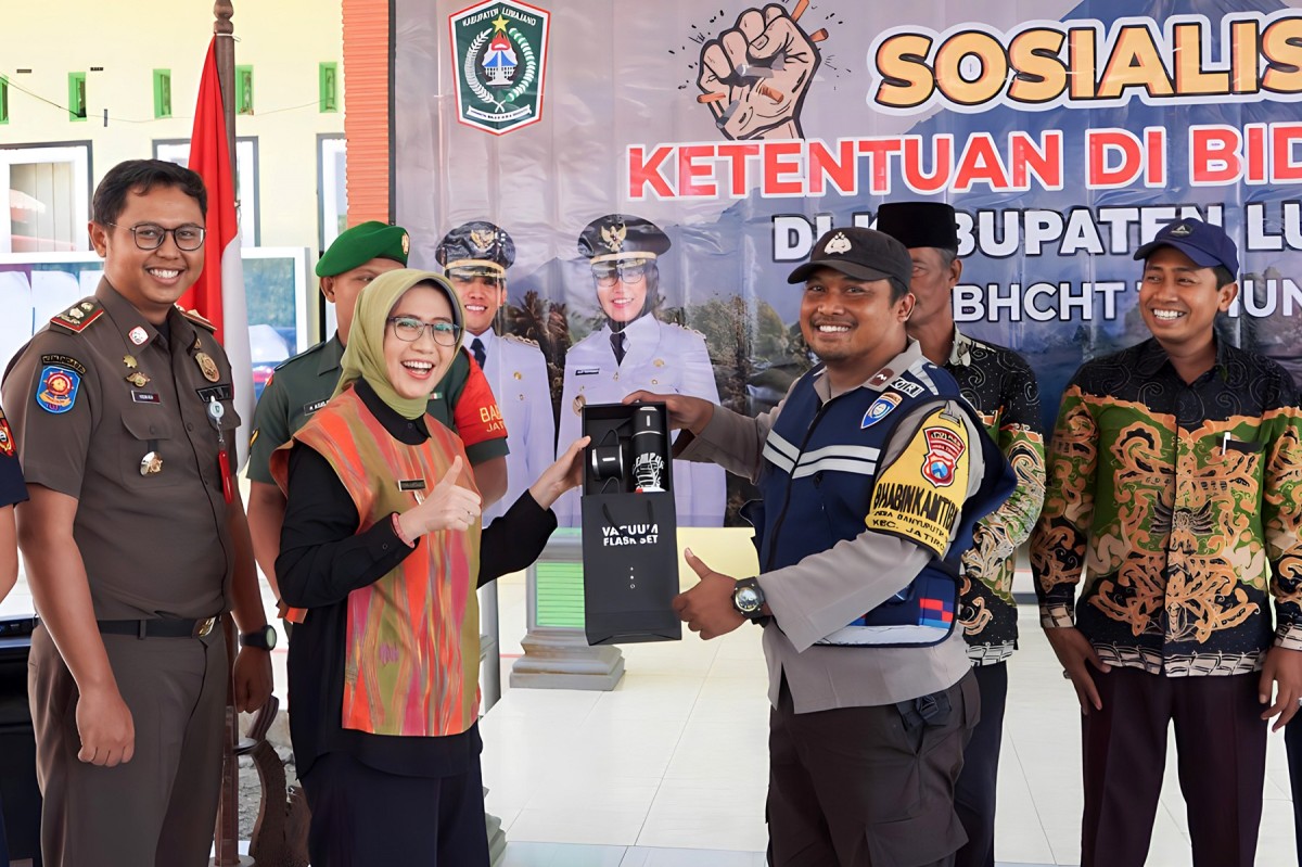 Wakil Bupati Lumajang Indah Amperawati saat menggelar Sosialisasi Ketentuan di Bidang Cukai, bertempat di Kantor Desa Jatiroto Kabupaten Lumajang. (Foto: Kominfo Lumajang for jatimnow.com)