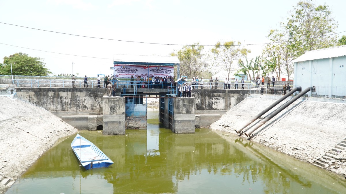 Peninjauan Pintu Air Kuro Lamongan oleh Pemprov Jatim. (Foto: Humas Pemkab Lamongan for jatimnow.com))