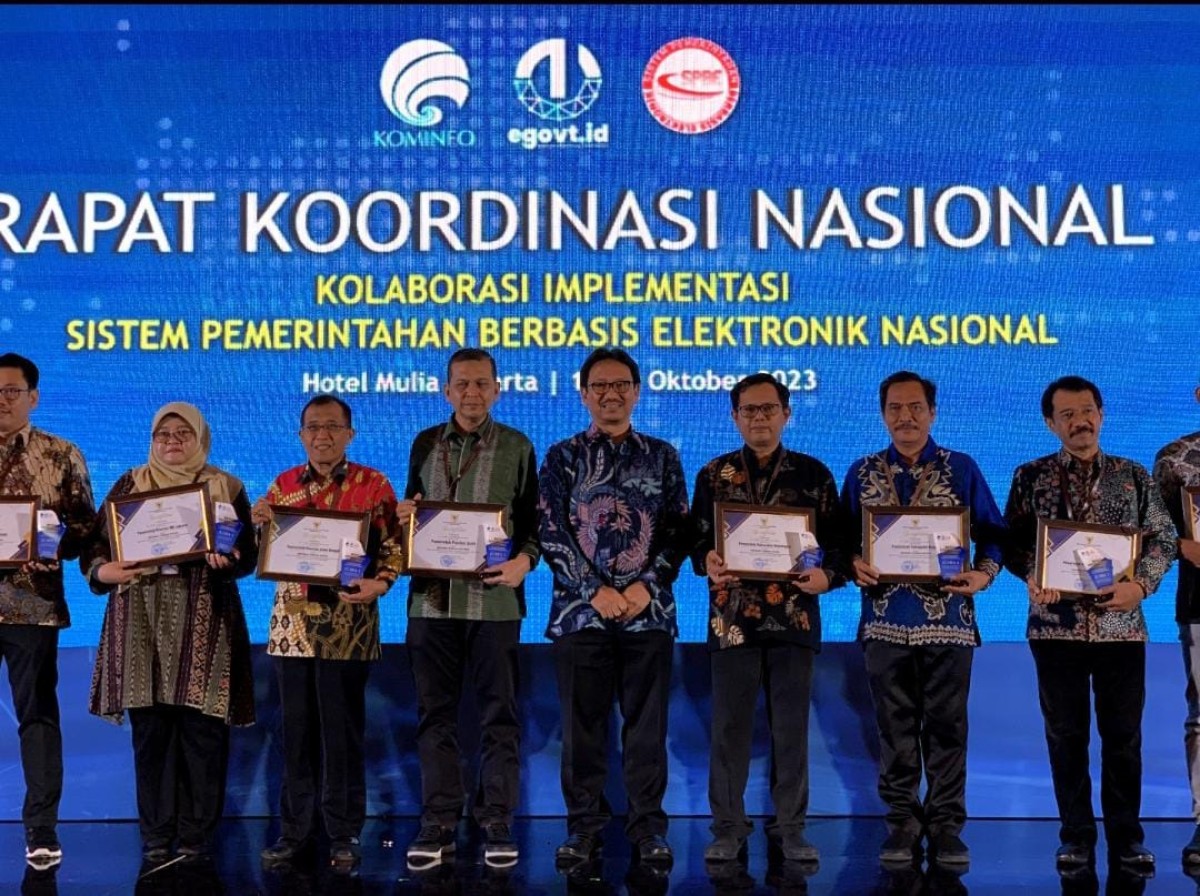 Sekdinkominfo Bojonegoro saat menerima penghargaan dari Kemenkominfo RI (Dok Dinkominfo Bojonegoro for jatimnow.com)