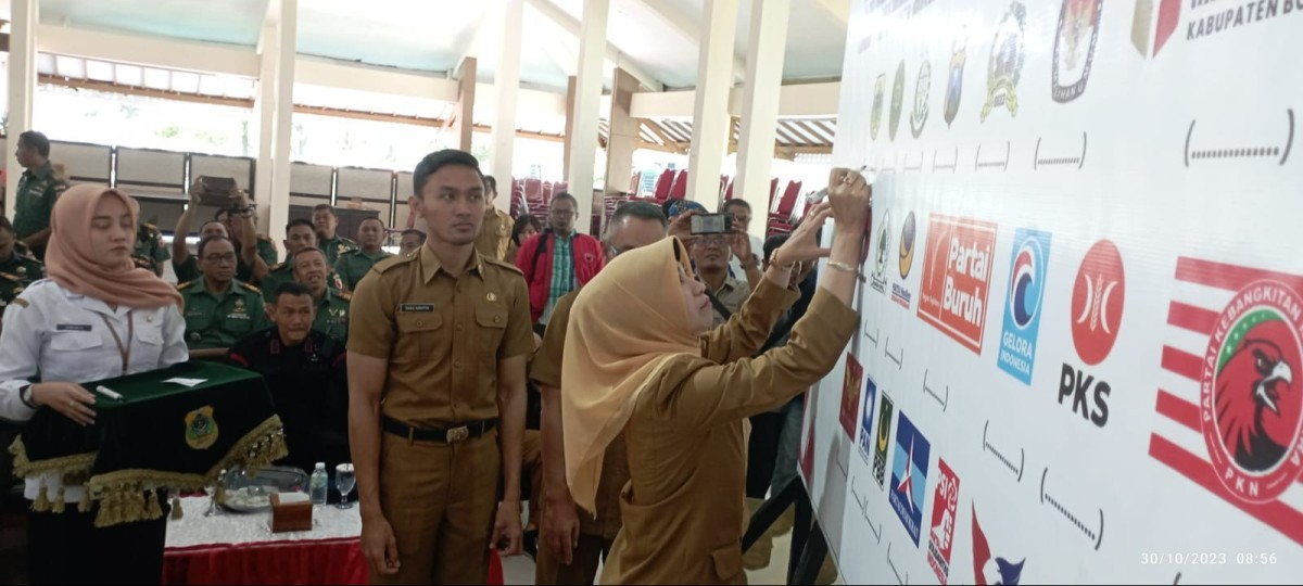 Forum Komunikasi Pimpinan Daerah (Forkopimda) bersama para pimpinan partai politik dan Koramil Kabupaten Bondowoso menggelar Deklarasi Pemilu Damai. (Foto: Forkopimda Bondowoso for jatimnow.com)