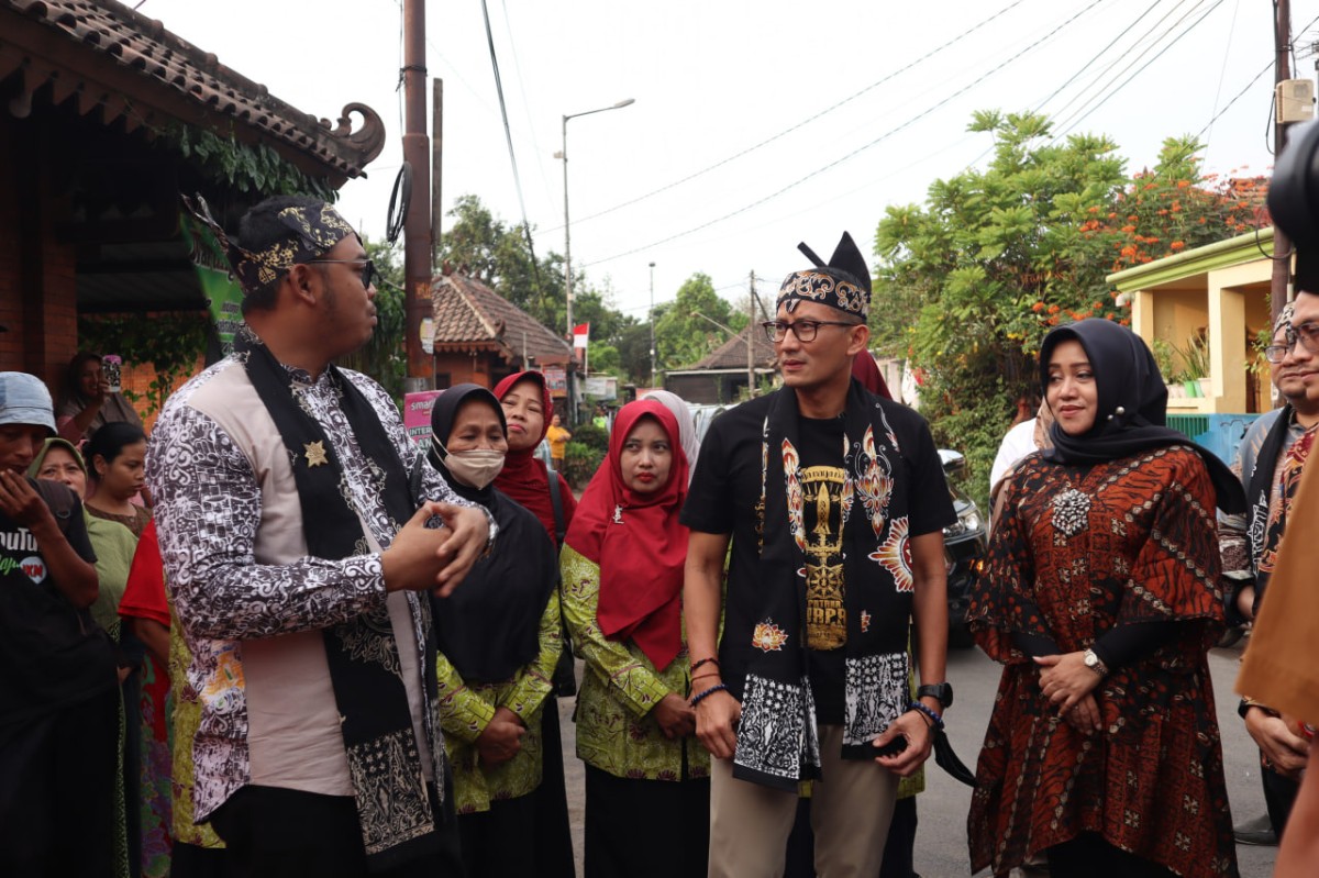 Menparekraf Sandiaga Uno saat berkunjung ke Desa Bejijong Mojokerto, didampingi Bupati Ikfina. (Foto: Kominfo Mojokerto for jatimnow.com)
