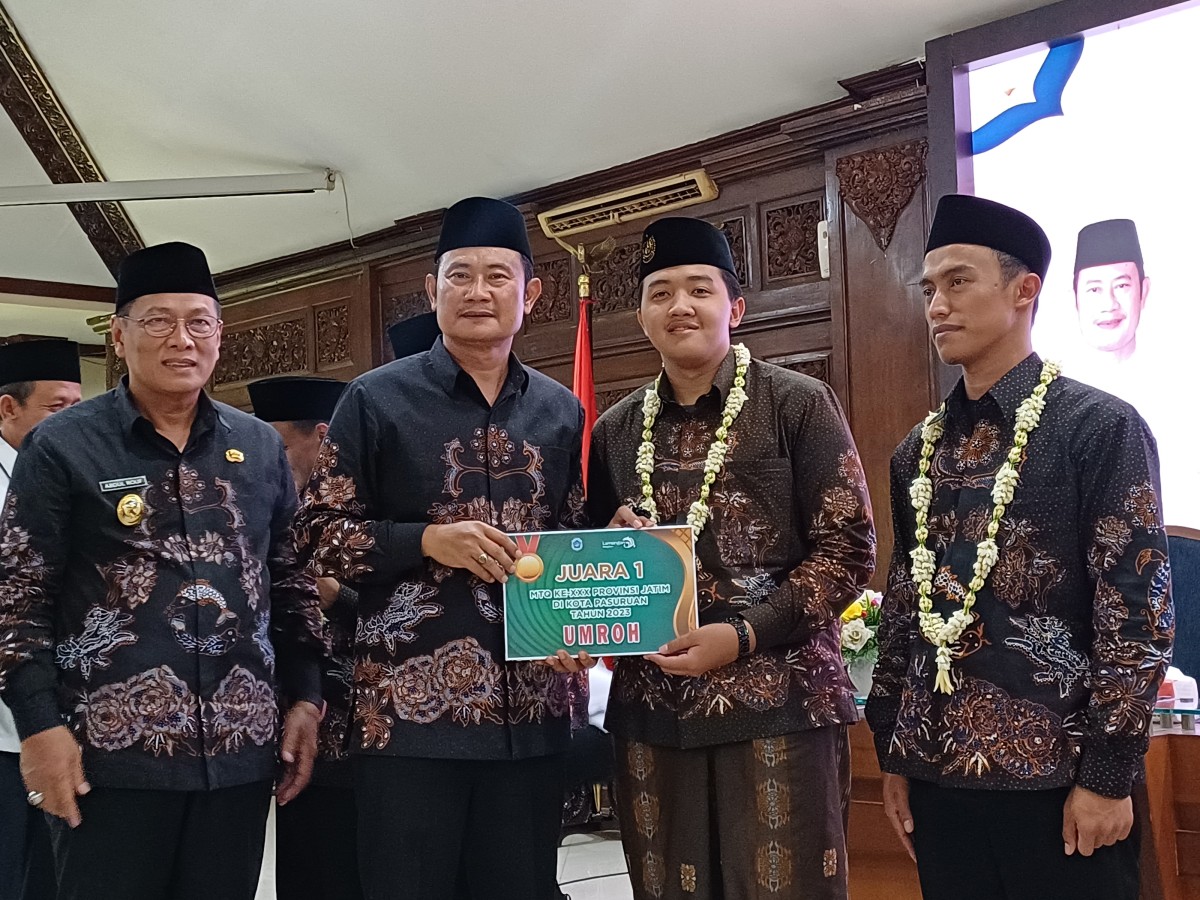 Bupati Lamongan, Yuhronur Efendi saat prosesi sambut Kafilah dan pemberian hadiah umroh. (Foto : Adyad Ammy Iffansah/jatimnow.com)