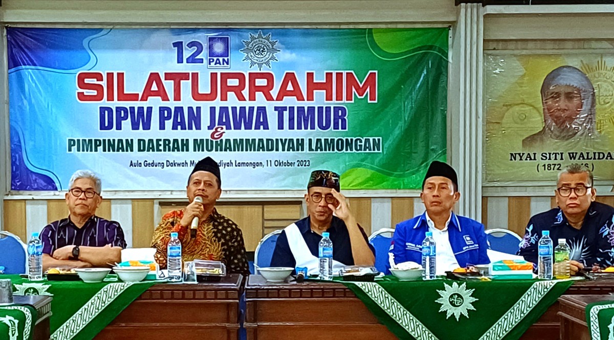 Ketua DPW PAN Jatim, Ahmad Rizki Sidig (tengah) saat silaturahmi ke PD Muhammadiyah Lamongan. (Foto : Adyad Ammy Iffansah/jatimnow.com)