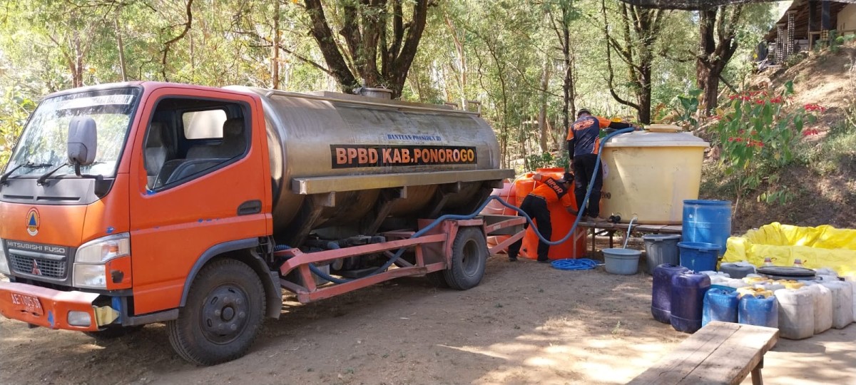 Dropping air dilakukan oleh BPBD Ponorogo (BPBD Ponorogo for jatimnowm.com)