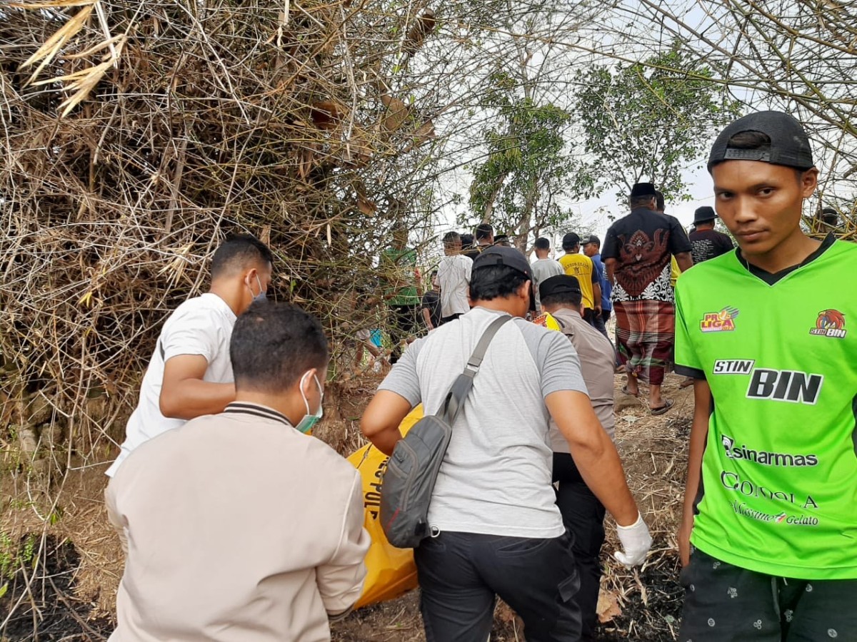Evakuasi nenek di Sawoo Ponorogo yang tewas terbakar saat bersihkan kebun (Foto: Polsek Sawoo for jatimnow.com)