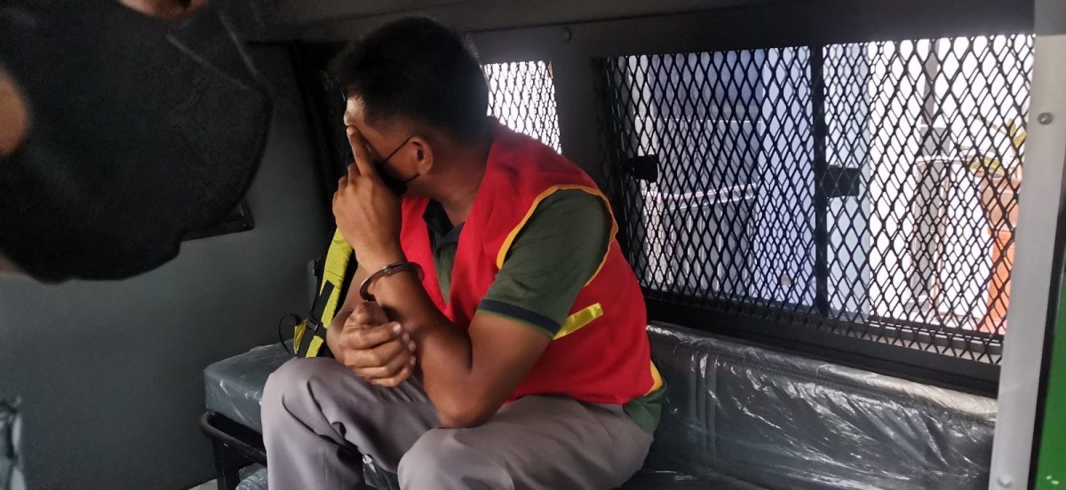 Ketua Unit Pengelola Kegiatan (UPK) Program Nasional Pemberdayaan Masyarakat Mandiri Pedesaan (PNPM-MP) Kecamatan Sooko dengan inisial CSY saat di mobil tahanan (Ahmad Fauzani/jatimnow.com)