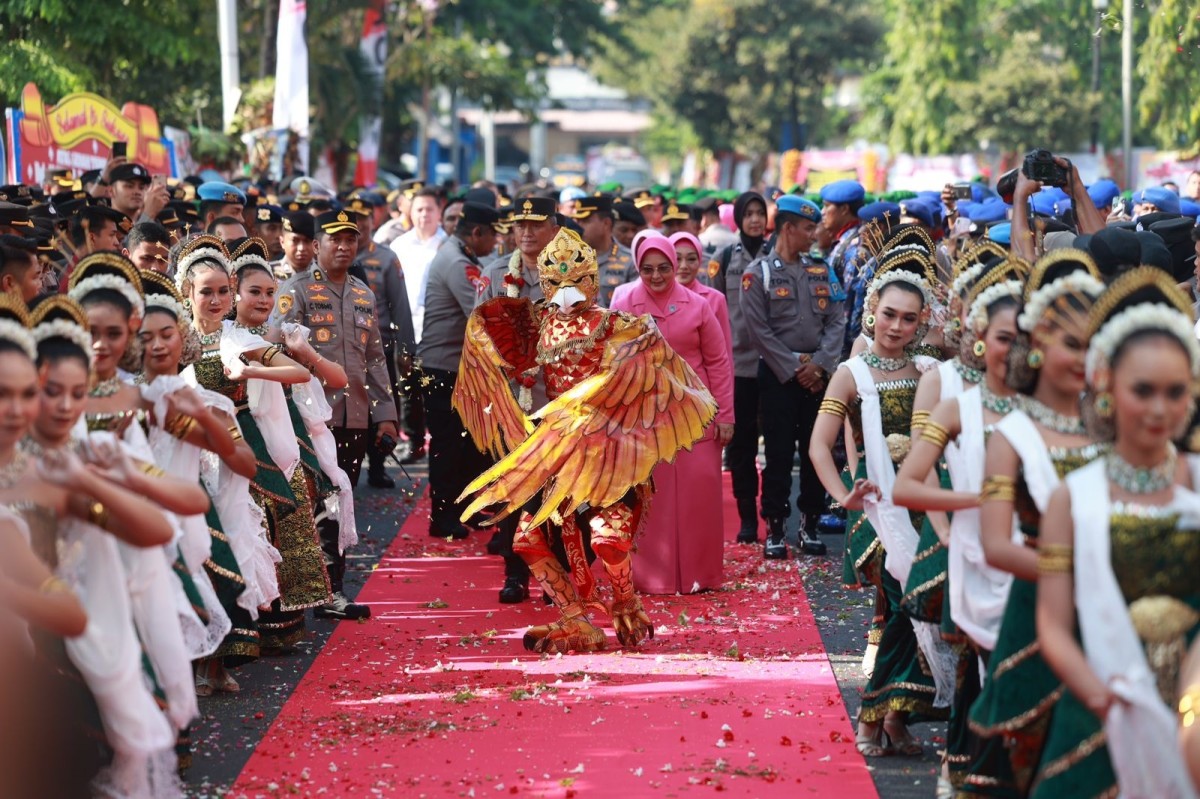 Upacara penyambutan Kapolda Jatim baru. (Foto: Humas Polda Jatim for jatimnow.com)