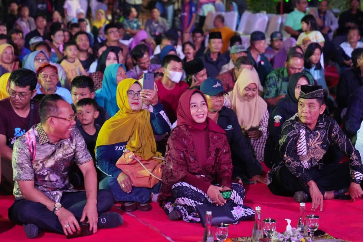 Nonton Wayang Kulit bersama Warga, Wali Kota Mojokerto: Bisa Meningkatkan Indeks Kebahagiaan